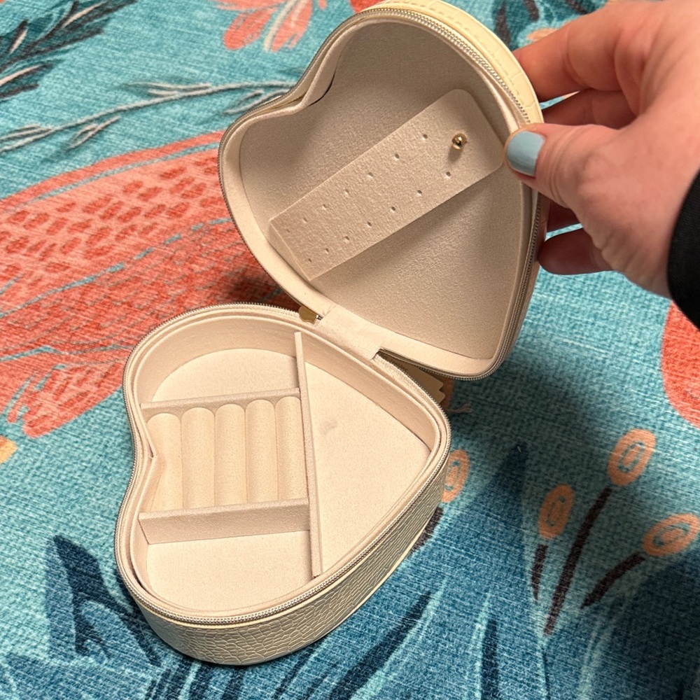 A New Day Heart Jewelry Case-NWT - Picture 4 of 5